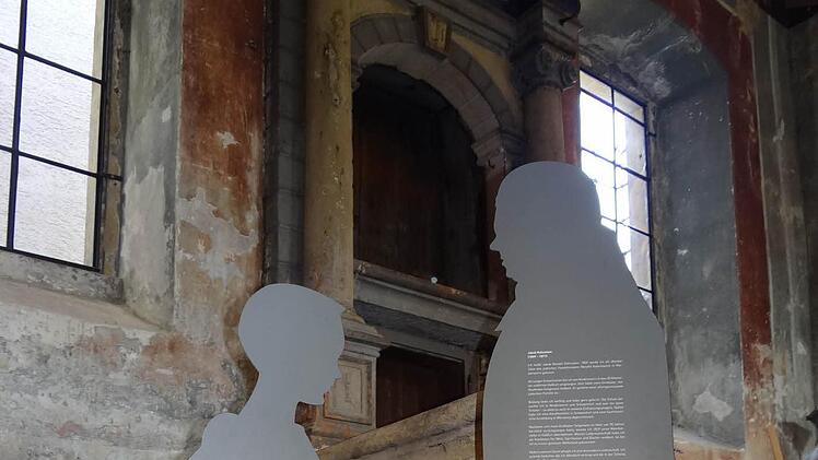 Nicht nur Stehtafeln erzählen die Geschichte der Landjuden in Unterfranken. Auch vier Figuren wurden fiktive Reden auf die Leiber geschrieben und beschreiben ihr Leben in der Region.