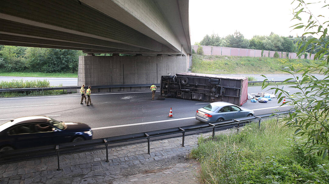 Lkw verliert Hinterreifen und stuerzt um