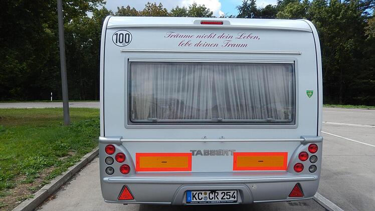 Das Motto der Raabs ist an der Rückseite ihres Wohnwagens zu lesen: Träume nicht dein Leben, lebe deinen Traum.  Foto: privat