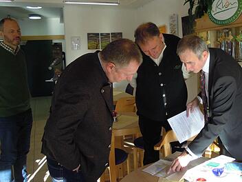 Konrad Unsleber (rechts) erklärt Klaus Spitzl, Landrat Thomas Bold und Michael Pfaff (von links) die neue Umgebungskarte. Fotos: Julia Raab