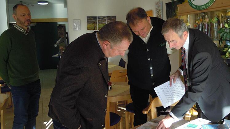 Konrad Unsleber (rechts) erklärt Klaus Spitzl, Landrat Thomas Bold und Michael Pfaff (von links) die neue Umgebungskarte. Fotos: Julia Raab