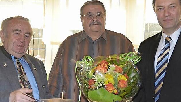 Reinfried L&ouml;ffler (Mitte) wurde zum Ehrenvorsitzenden des VdK Windheim ernannt. VdK-Kreisvorsitzender Heinz Hausmann (links) und B&uuml;rgermeister Klaus L&ouml;ffler rahmten ihn ein.  Foto: eh