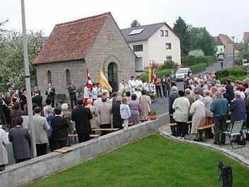 Am Sonntag, 8. Mai, erinnert um 10 Uhr die gelobte Prozession zur Sebastianikapelle (im Bild beie inem Dankgottesdienst) an die Gefahren, die Oerlenbach im Zweiten Weltkrieg drohten.  Foto: Stefan Geiger/ Archiv