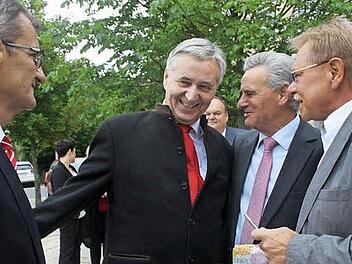 Gratulationscour auf dem Sparkassenareal (von links) Harry Weiß, Klaus-Jürgen Scherr, Landrat Oswald Marr und Bürgermeister Wolfgang Beiergrößlein Foto: pr