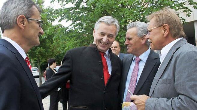 Gratulationscour auf dem Sparkassenareal (von links) Harry Weiß, Klaus-Jürgen Scherr, Landrat Oswald Marr und Bürgermeister Wolfgang Beiergrößlein Foto: pr