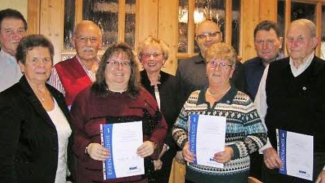 Die Geehrten mit der stellvertretenden Kreisvorsitzenden Heidi F&ouml;rtsch (links) und Vorsitzenden Inge Baume (F&uuml;nfte von links) Foto: Heidi Amon