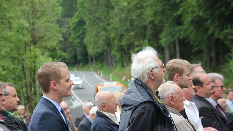 Bürger beobachteten die Verkehrsfreigabe - im Hintergrund die bayerische Seite der neuen Straße.  Foto: Veronika Schadeck