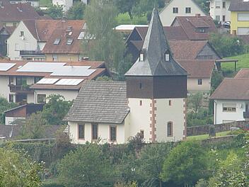 Die evangelische Kirche in Züntersbach von der Ortseinfahrt Badstraße aus gesehen. Foto: Brigitta Kempe-Wolf