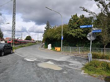 An der Amlingstadter Straße, zwischen Bahngleis und Kita, soll so wenig  Fläche wie möglich verlorengehen.   Foto:  Ronald Rinklef