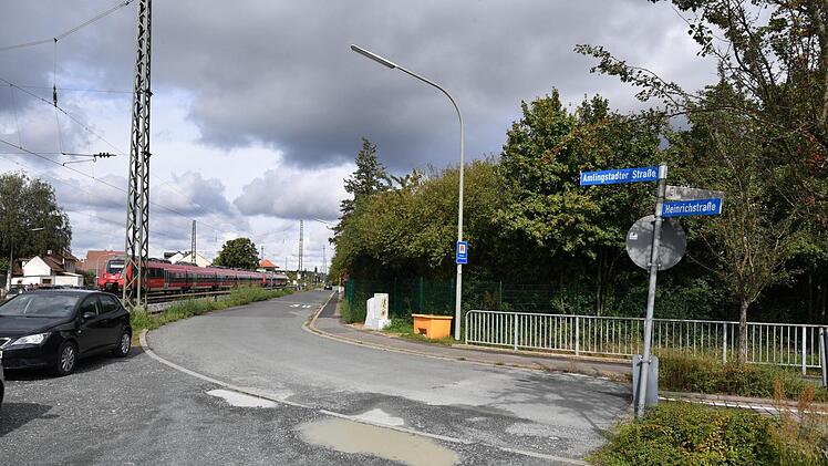 An der Amlingstadter Straße, zwischen Bahngleis und Kita, soll so wenig  Fläche wie möglich verlorengehen.   Foto:  Ronald Rinklef