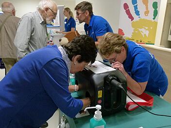 Ingeborg Essel (links) und Hygienefachkraft Doris Steffl sehen inder Schwarzlichtbox das Ergebnis einer Händedesinfektion.Marion Krüger-Hundrup