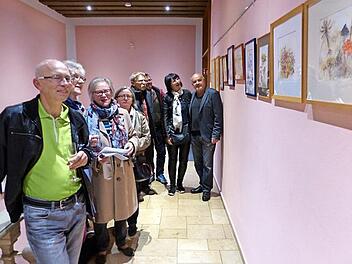 Zu den Gästen der Vernissage gehörte auch die frühere Stadtsteinacher Bürgermeisterin Anneliese von Ramin (Dritte von links). Foto: Klaus-Peter Wulf