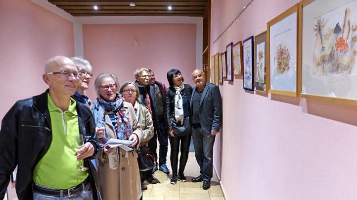Zu den Gästen der Vernissage gehörte auch die frühere Stadtsteinacher Bürgermeisterin Anneliese von Ramin (Dritte von links). Foto: Klaus-Peter Wulf