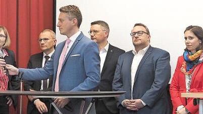 Wie entwickelt sich die Konjunktur angesichts des Corona-Virus, Handelsstreitigkeiten und Konflikten? Die Wirtschaftsjunioren Coburg blickten in die Glaskugel, aber zutreffende Vorhersagen bleiben schwierig bis unmöglich. Von links: Frank Bittel (Agentur für Arbeit Coburg-Bamberg), Claudia Weigelt (Ros GmbH Coburg), Siegmar Schnabel (Hauptgeschäftsführer IHK Coburg), Klaus Bruchmann (Sprecher Wirtschaftsjunioren), Norbert Schug (VR-Bank Coburg), Jörg Wagner (Frischecenter Wagner, Coburg), Jos...