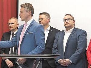Wie entwickelt sich die Konjunktur angesichts des Corona-Virus, Handelsstreitigkeiten und Konflikten? Die Wirtschaftsjunioren Coburg blickten in die Glaskugel, aber zutreffende Vorhersagen bleiben schwierig bis unmöglich. Von links: Frank Bittel (Agentur für Arbeit Coburg-Bamberg), Claudia Weigelt (Ros GmbH Coburg), Siegmar Schnabel (Hauptgeschäftsführer IHK Coburg), Klaus Bruchmann (Sprecher Wirtschaftsjunioren), Norbert Schug (VR-Bank Coburg), Jörg Wagner (Frischecenter Wagner, Coburg), Jos...