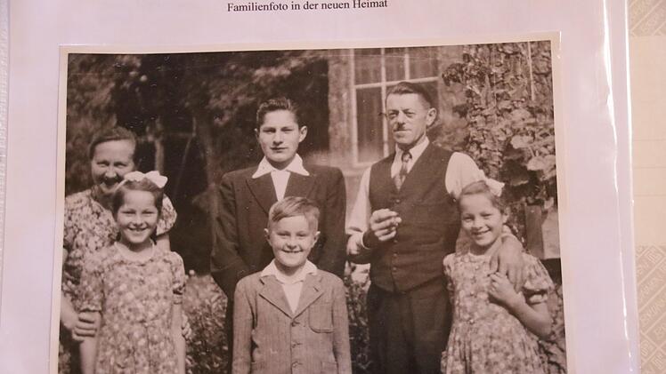 Franz Egerer (hinten rechts) mit seiner Mutter (links daneben), dem Vater und seinen Geschwistern.