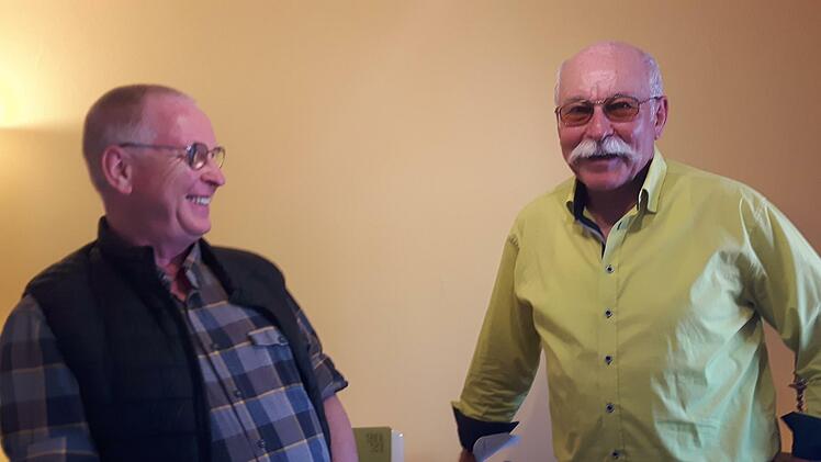 Chorleiter Kammersänger Guy Ramon (links) und der Vorsitzende des Gesangvereins Garitz Manfred Simon (rechts) freuen sich auf den Neustart beim Chorsingen.