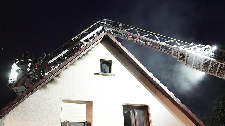 Blitz schlägt in Haus ein: Wohnhaus gerät bei Unwetter in Brand