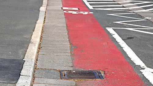 Zu schmale und mit Hindernissen versehene Radschutzstreifen sorgen in Kulmbach für Kritik.