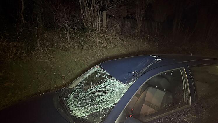 Schwabach: Auto gerät in Gegenverkehr und erfasst Fahrrad - Radlerin stirbt in Klinik
