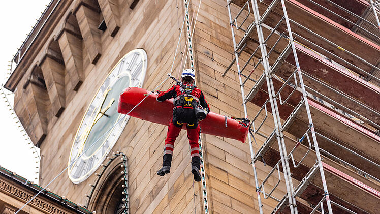 H&ouml;henrettungsgruppe der Feuerwehr probt Rettung an F&uuml;rther Rathausturm