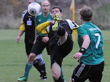 Dem Euerdorfer Leif Lehmann (rechts) bleibt nur die Zuschauerrolle, als Thomas Pentenrieder (SG Hassenbach) den Ball aus der Gefahrenzone befördert. Foto: ssp