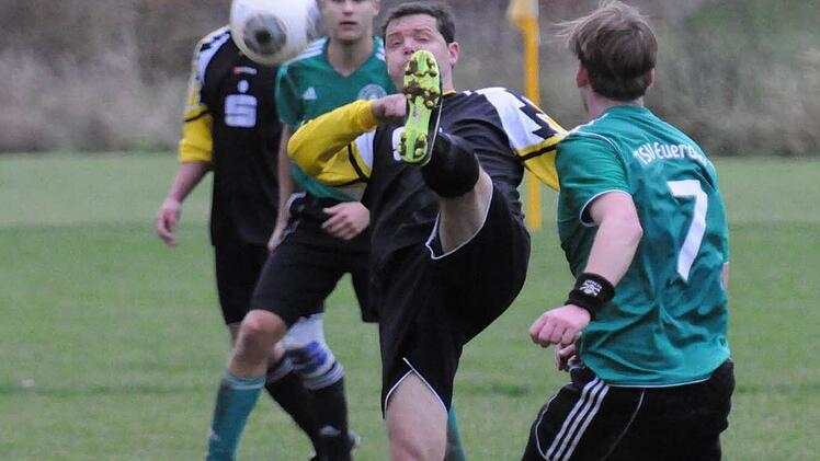 Dem Euerdorfer Leif Lehmann (rechts) bleibt nur die Zuschauerrolle, als Thomas Pentenrieder (SG Hassenbach) den Ball aus der Gefahrenzone befördert. Foto: ssp