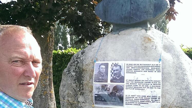 Ein Gedenkstein für die heldenhafte Tat von Abbé Launay und Major Baumann. Mit ihrem Mut haben sie den Tod von vielen weiteren tausend Soldaten verhindern können. Im Bild: Dritter Bürgermeister Werner Riegel.