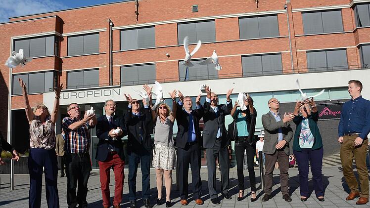 Gemeinsam für Frieden und Völkerverständigung: Belgier und Deutsche lassen Tauben aufsteigen. Die Städtepartnerschaft zwischen Turnhout und Hammelburg besteht heuer seit 40 Jahren. Foto: Elisabeth Assmann
