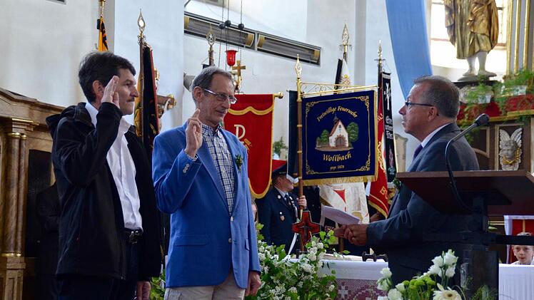 Sstellvertretende Landrat Emil Müller vereidig Roland Kichner aus Burkardroth und Winfried Brust aus Winkels. Foto: Kupka-Hahn