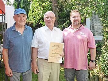 Günther Hanna (Mitte) wurde die Verdienstnadel in Gold des BLSV verliehen. Mit im Bild der Vorsitzende der SG Neuses, Wolfgang Weidner (links) und BLSV Kreisvorsitzender Mario Schmid.  Foto: K.- H. Hofmann
