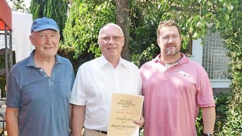 Günther Hanna (Mitte) wurde die Verdienstnadel in Gold des BLSV verliehen. Mit im Bild der Vorsitzende der SG Neuses, Wolfgang Weidner (links) und BLSV Kreisvorsitzender Mario Schmid.  Foto: K.- H. Hofmann