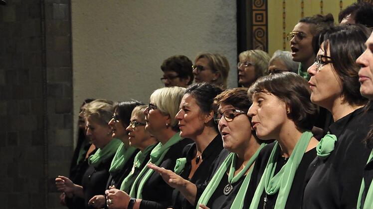 In einer anderen Liga spielte der Gospelchor "Lift Your Voice" aus Schondra mit seiner Dirigentin Christel Hentschel. Gospel und Spirituals waren ihr Markenzeichen. Foto: Peter Klopf