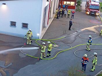 In maximal drei Minuten und zehn Sekunden war ein kompletter Löschangriff aufzubauen. Der Schlauchtrupp führt seinen Einsatzbefehl aus. Drohnenfoto: Feuerwehr/Max Dietz