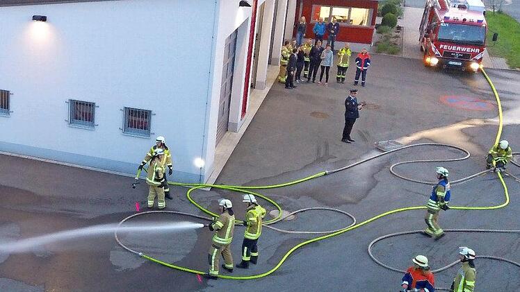 In maximal drei Minuten und zehn Sekunden war ein kompletter Löschangriff aufzubauen. Der Schlauchtrupp führt seinen Einsatzbefehl aus. Drohnenfoto: Feuerwehr/Max Dietz