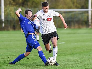Der Steinbacher Besart Isufi (rechts) flog in der Vorwoche gegen M&uuml;nnerstadt mit der Ampelkarte vom Platz, ist aber in Unterspiesheim wieder mit an Bord. Foto: Ryan Evans