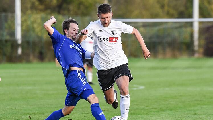 Der Steinbacher Besart Isufi (rechts) flog in der Vorwoche gegen M&uuml;nnerstadt mit der Ampelkarte vom Platz, ist aber in Unterspiesheim wieder mit an Bord. Foto: Ryan Evans