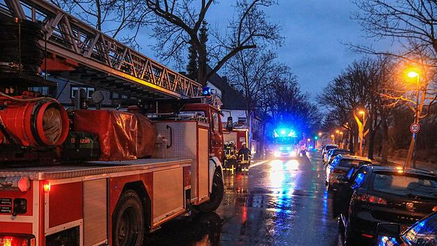 Brandgeruch und starke Rauchentwicklung: Mehrere Bewohner eines Geb&auml;udes in der Kloster-Langheim-Stra&szlig;e alarmierten am Donnerstagabend die Feuerwehr. Foto: News5/Merzbach