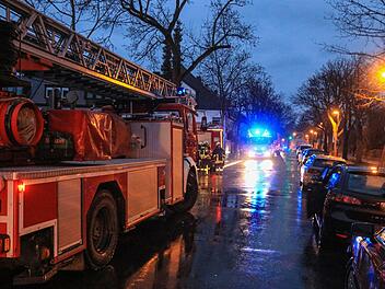 Brandgeruch und starke Rauchentwicklung: Mehrere Bewohner eines Gebäudes in der Kloster-Langheim-Straße alarmierten am Donnerstagabend die Feuerwehr. Foto: News5/Merzbach