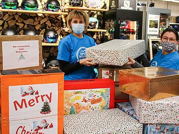 Im Geschäft von Sport Martin in Neunkirchen sammeln Bettina Weiß (links) und ihre Mitarbeiter die Päckchen für die Johanniter Weihnachtstrucker.  Foto: Jennifer Opel