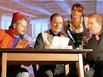 Im kleinen niederbayerischen Dorf K&ouml;ln wird der m&uuml;rrische Heimgard Zapf in seiner eigenen Gastst&auml;tte tot aufgefunden. Das sonst so fr&ouml;hliche Dorf ist schockiert und m&ouml;chte den Mord schnellstm&ouml;glich aufkl&auml;ren. Die Zuschauerinnen und Zuschauer sind gefordert zu helfen.