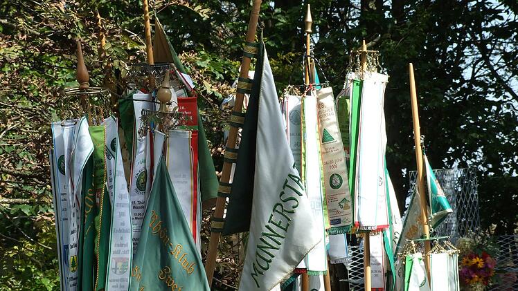 Die Wimpel repräsentieren die Zweigvereine des Rhönklubs. Deren Mitglieder sind enttäuscht vom teilweise heftigen Verlauf der Hauptversammlung, wie eine Nachfrage ergab.