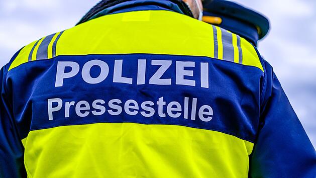 Die Pressestellen der Polizei senden die Öffentlichkeitsfahndungen an die Medien.