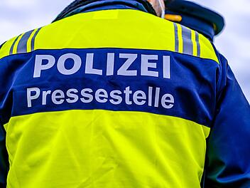 Die Pressestellen der Polizei senden die Öffentlichkeitsfahndungen an die Medien.