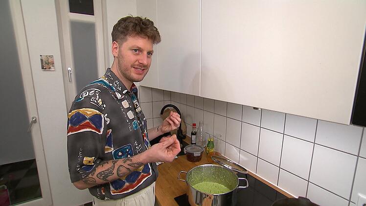 Zur Wirsing-Roulade serviert Niclas ein Erbsenp&uuml;ree.