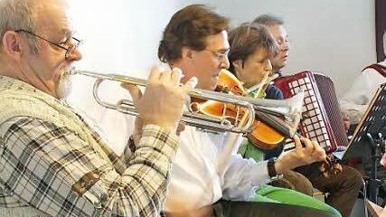 Die passende Musik für die Volkstanzbegeosterten fand sich schnell mit Christian, Reinhold und Freunden.