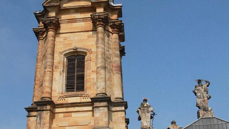 Der Südturm der Basilika, aus einer Dachgaube des Langhauses gesehen