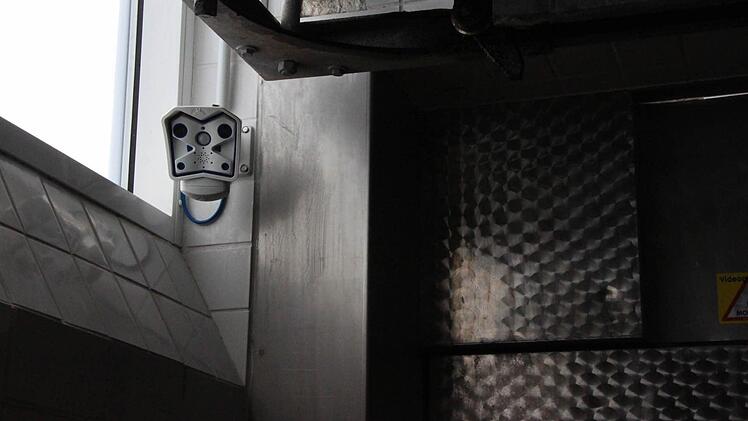 Videokamera vorm Eingang zur Kuttelei.