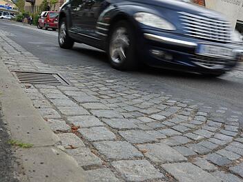 Unter dem Asphalt zwischen Postamtskreisel und Bahnübergang liegt Pflaster. Fotos: Arkadius Guzy