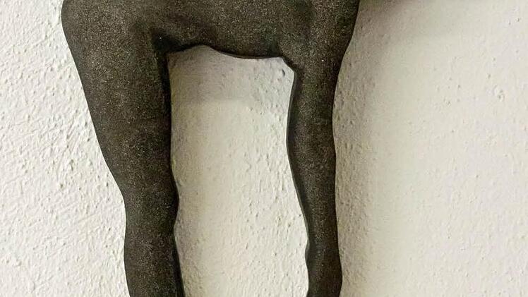 Matthias Dämpfle: Kleine Frau (Beton, Gravur)Foto: Jochen Berger